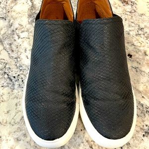 Womens REPORT axel slip ons Sz 9.5